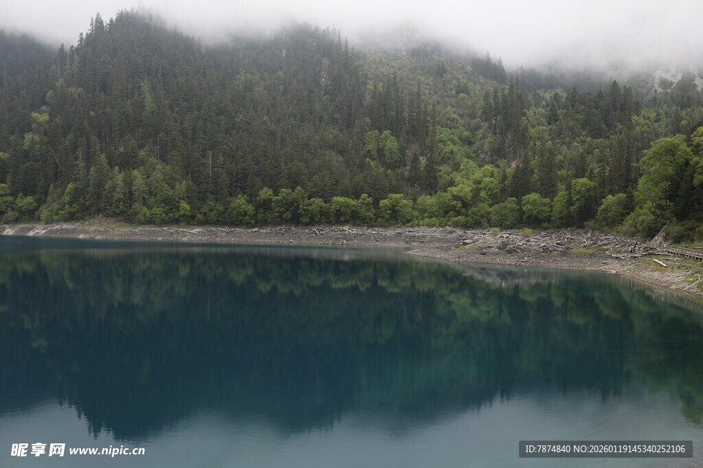 山间幽湖 云雾缭绕之景