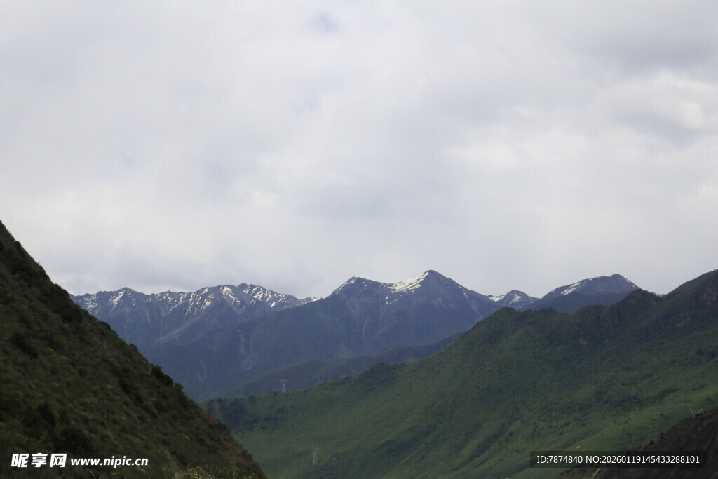 山峦叠翠间的壮美风光