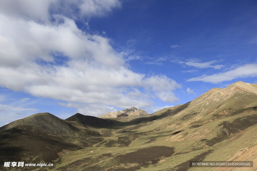 蓝天白云下的连绵山峦
