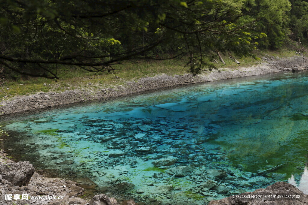 清澈蓝绿色的山间幽潭