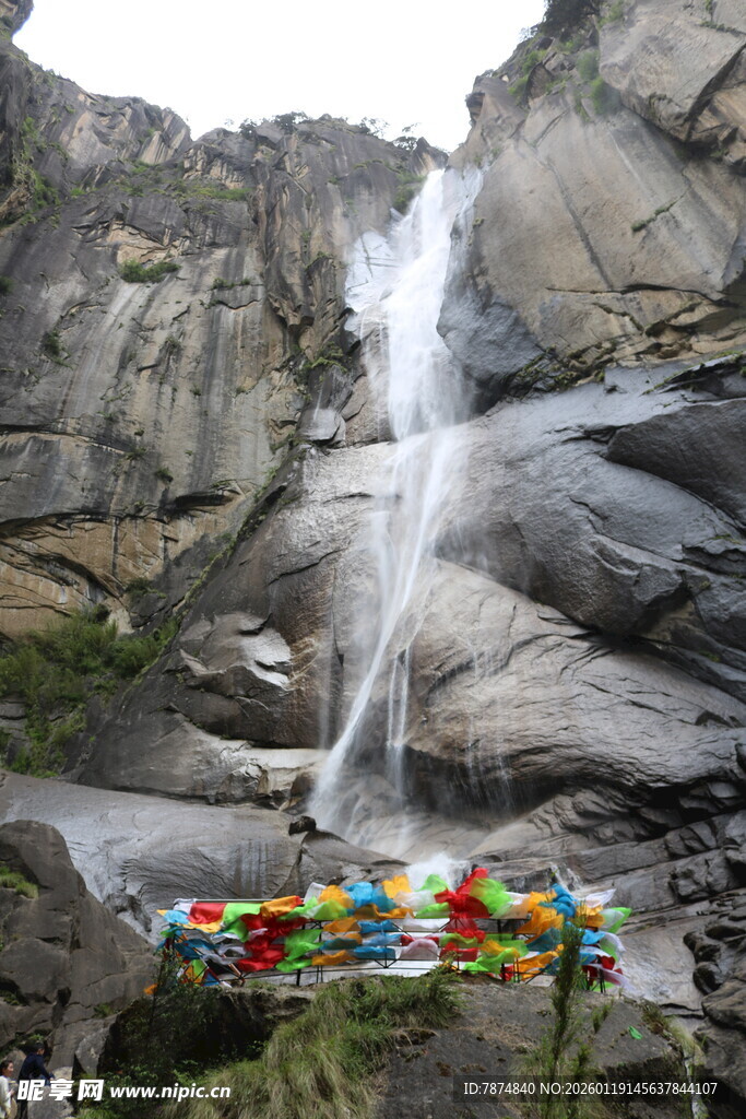 山间瀑布下的多彩经幡