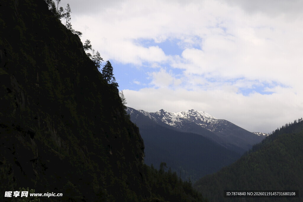 山间景致 云雾缭绕的山脉