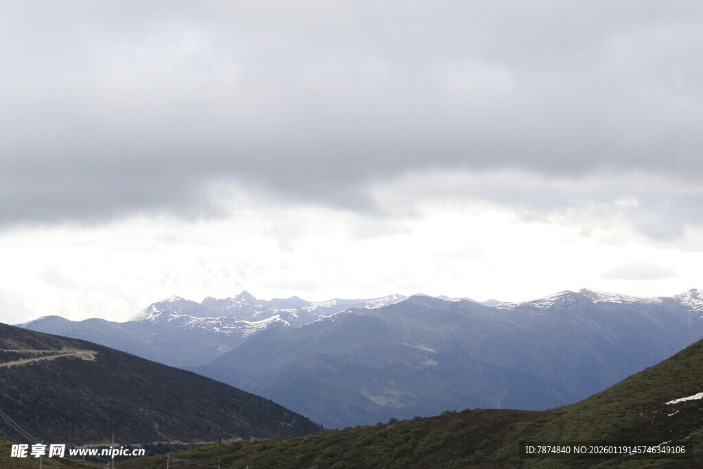 山间云雾缭绕的壮美景色