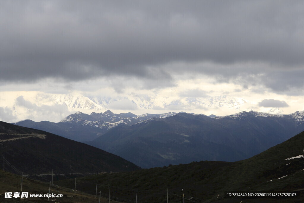 云雾缭绕的壮丽山脉景色