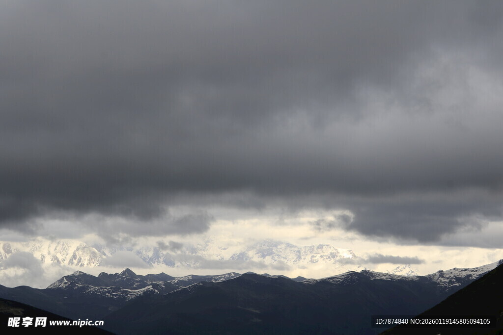 乌云下的壮丽山脉