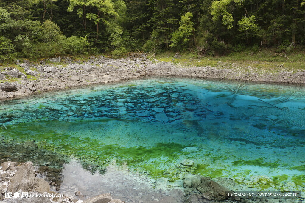 山间幽蓝清澈的碧绿潭水
