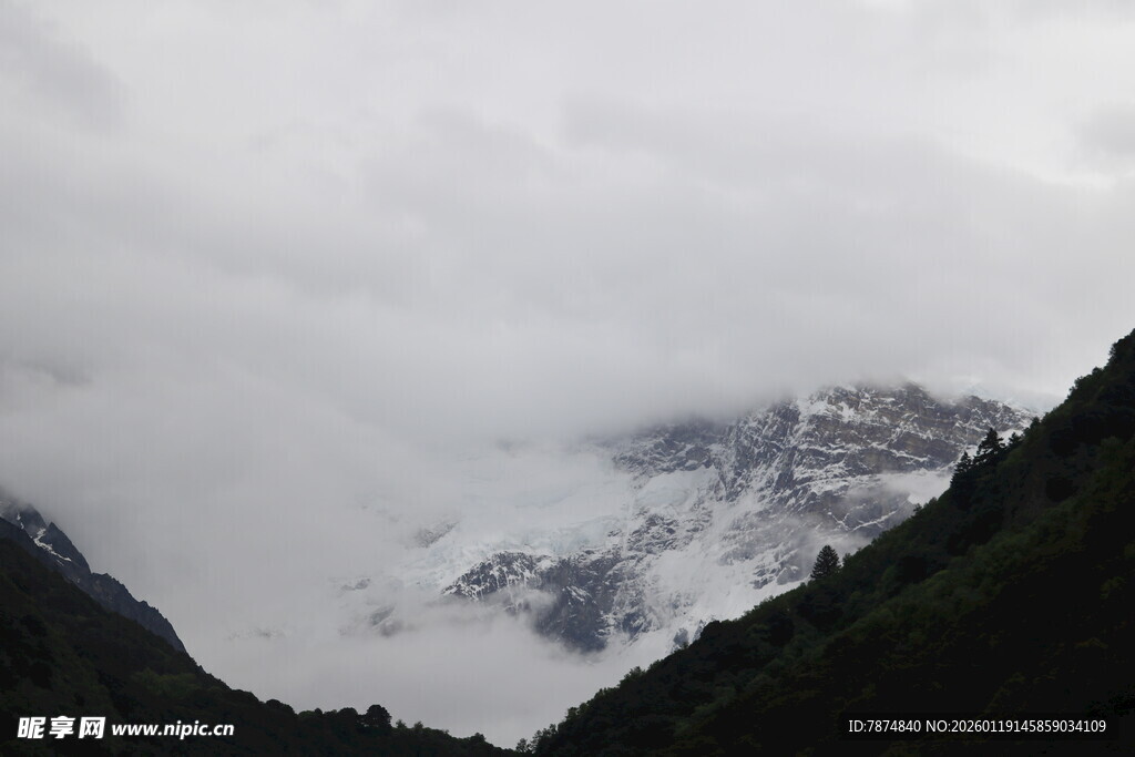 云雾缭绕的壮丽山峦
