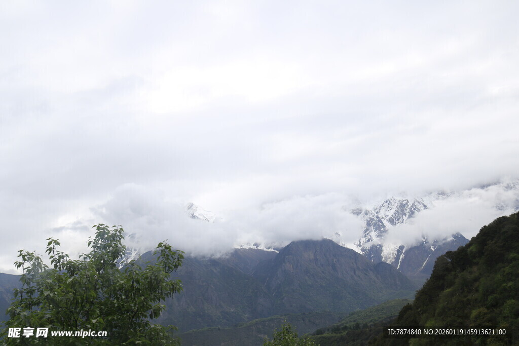 云雾缭绕的山间美景