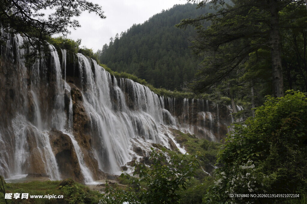 山间壮丽瀑布景观