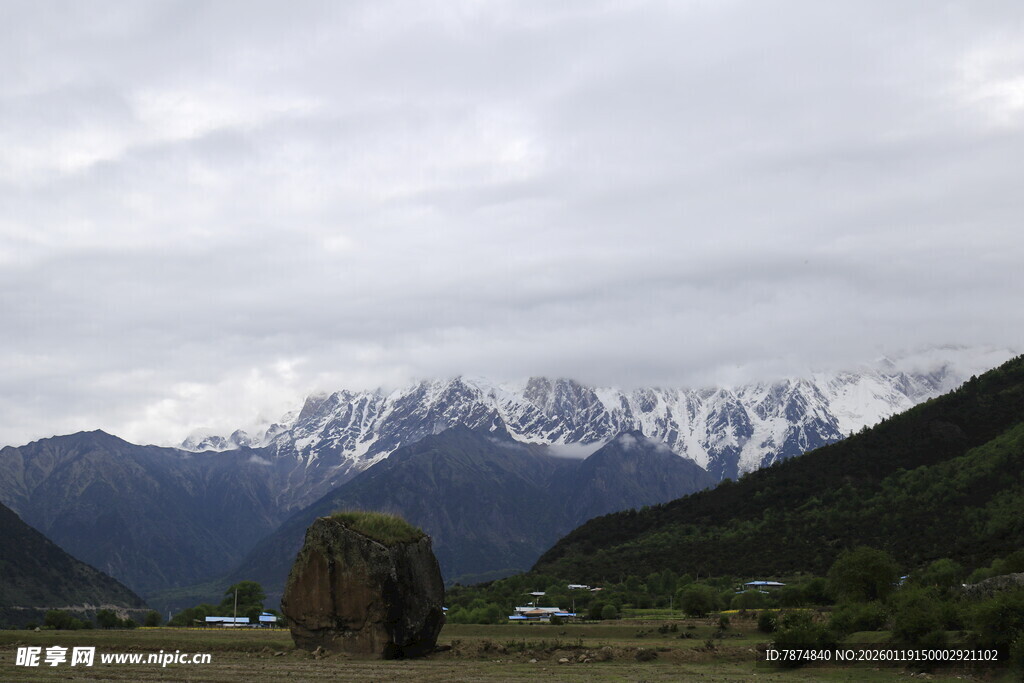 雪山下的开阔自然景致