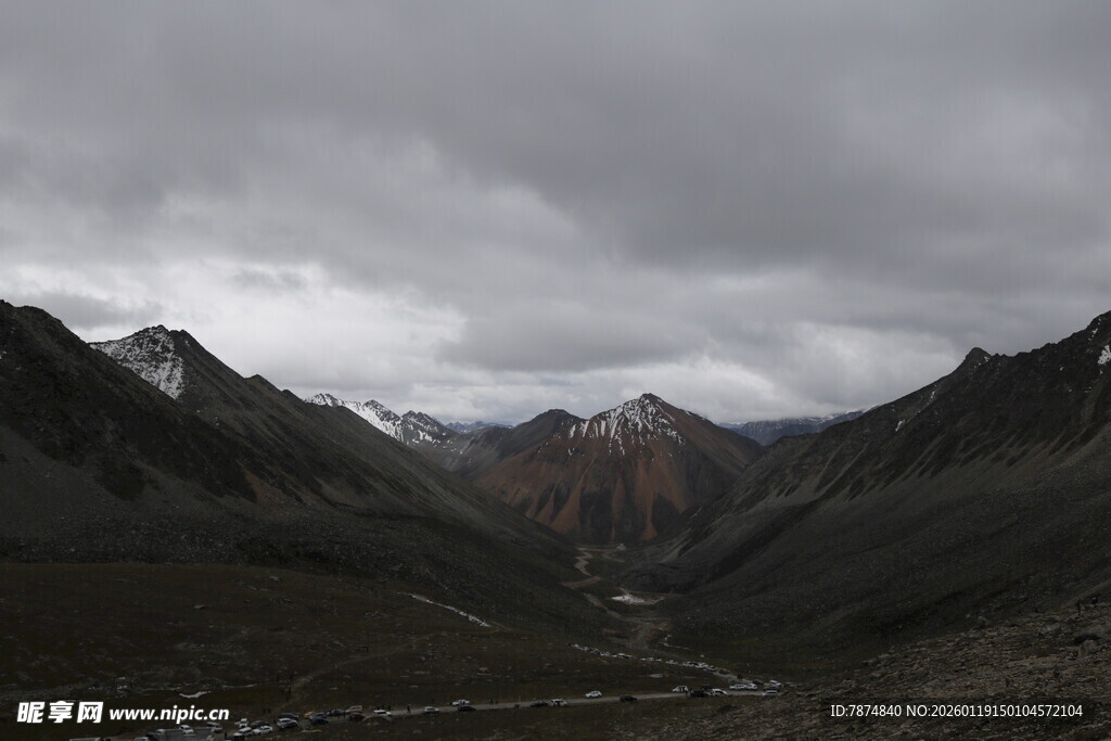阴天下的壮丽山脉景观