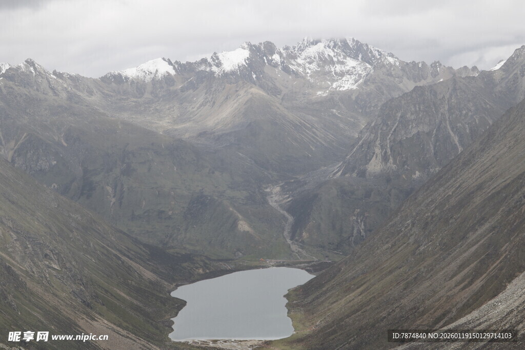 高山环绕中的静谧湖泊