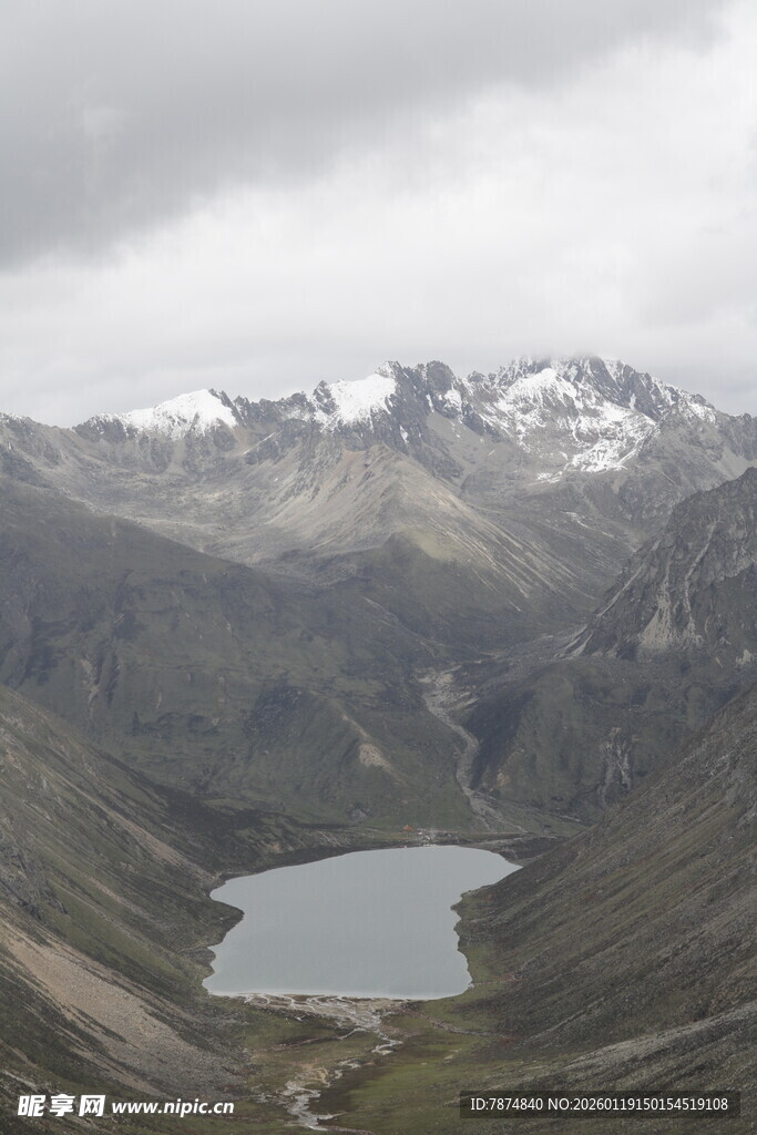 高山湖泊壮丽自然景观