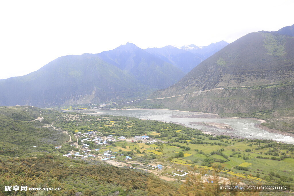 山间河谷村落美景
