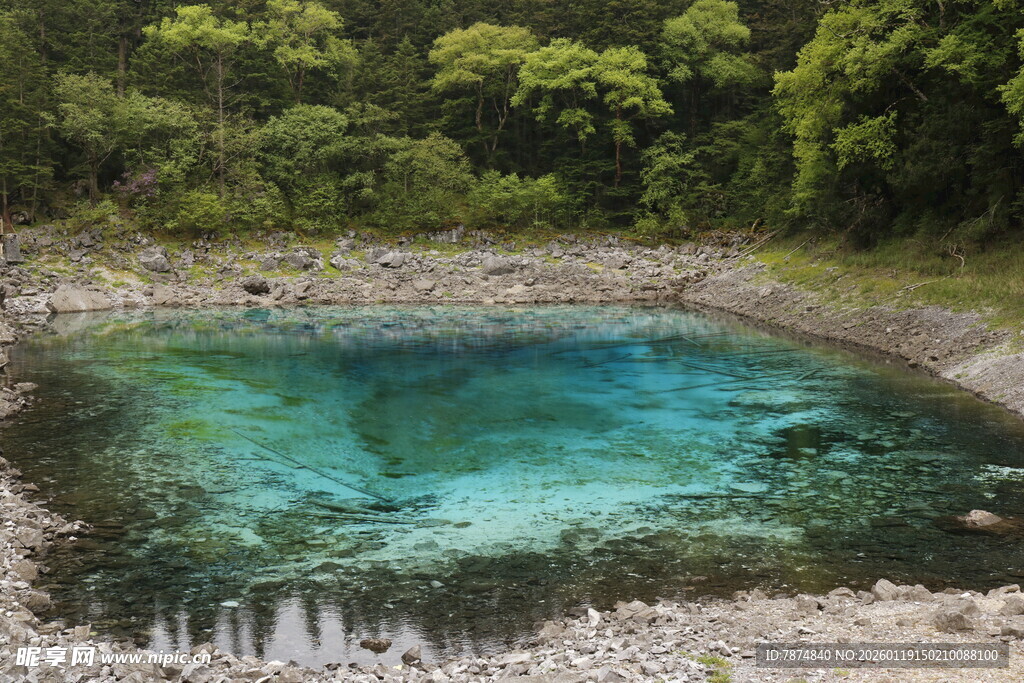 山间幽蓝清澈的神秘水潭