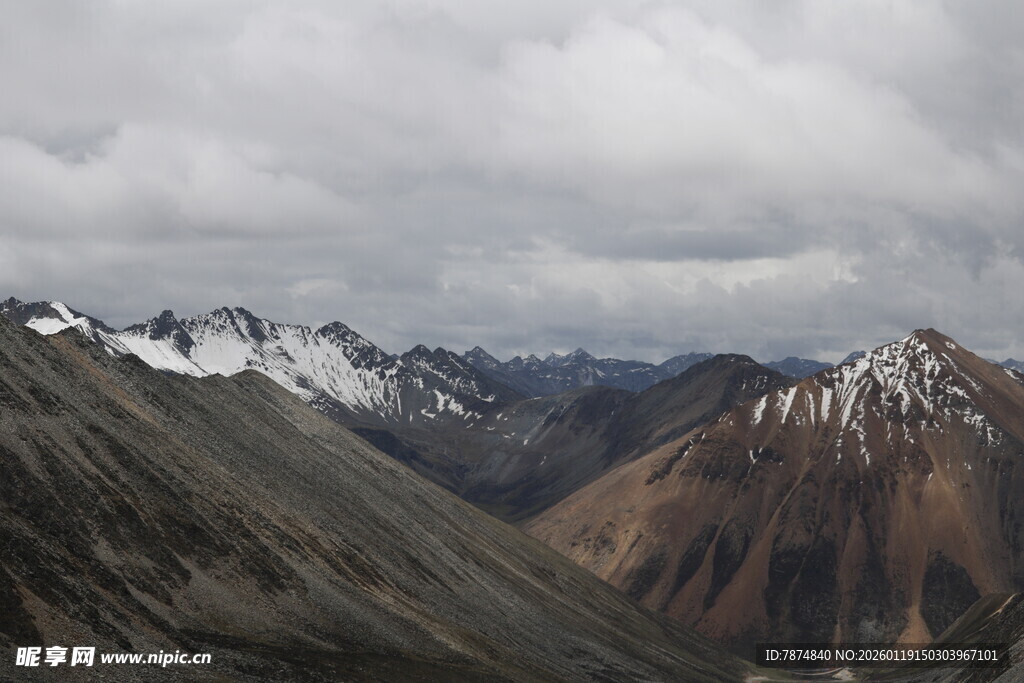 云雾缭绕的壮丽山脉