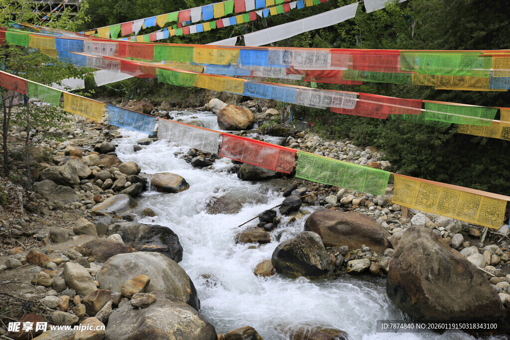 山间溪流旁的五彩经幡