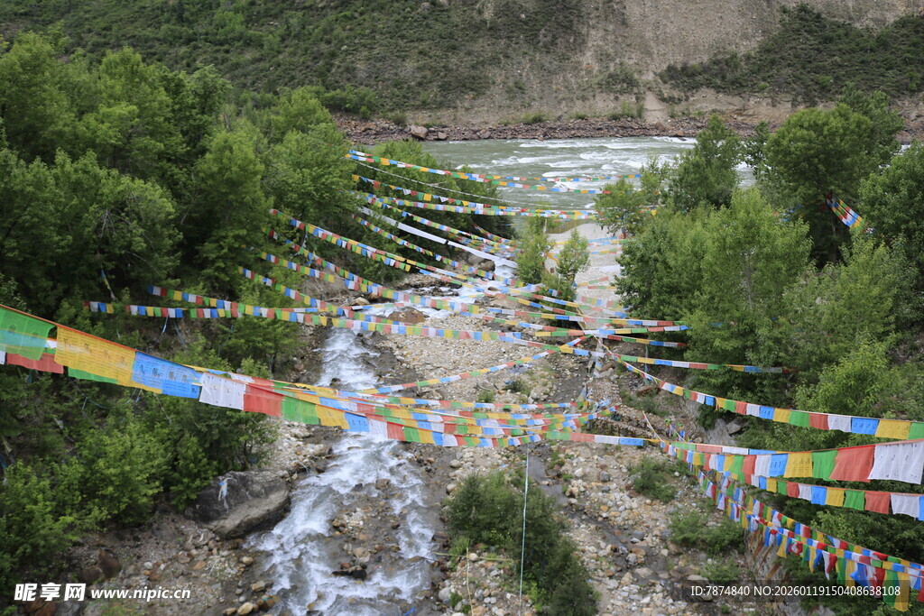 山间经幡飘扬的灵动景致