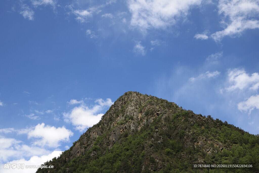 蓝天白云下的巍峨山峰
