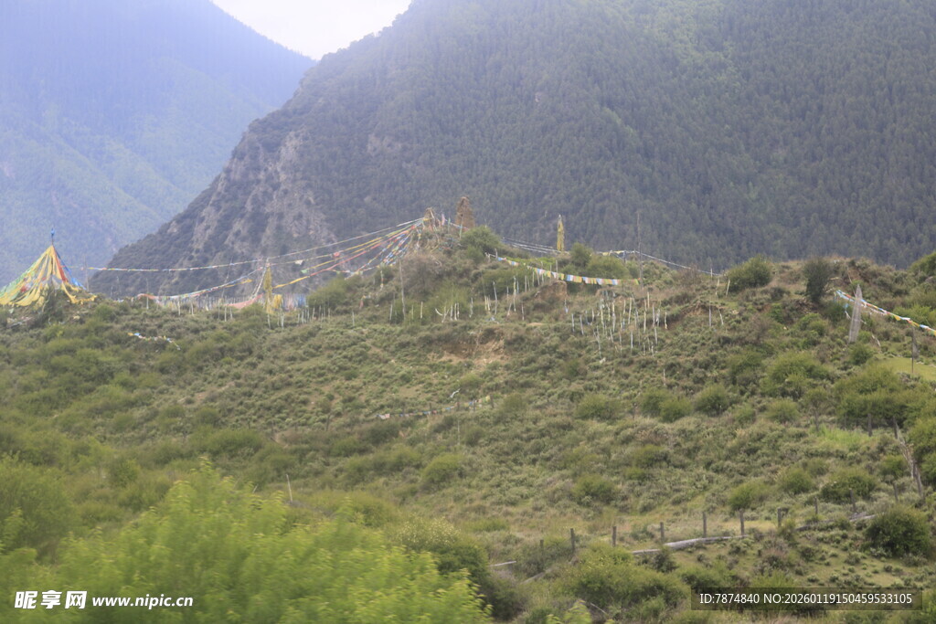 山间绿意盎然的自然景致