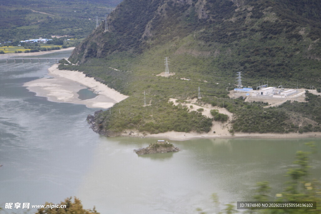 山水相依的江边风光