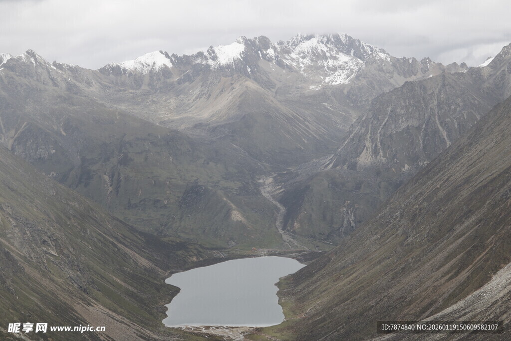 高山环绕中的静谧湖泊