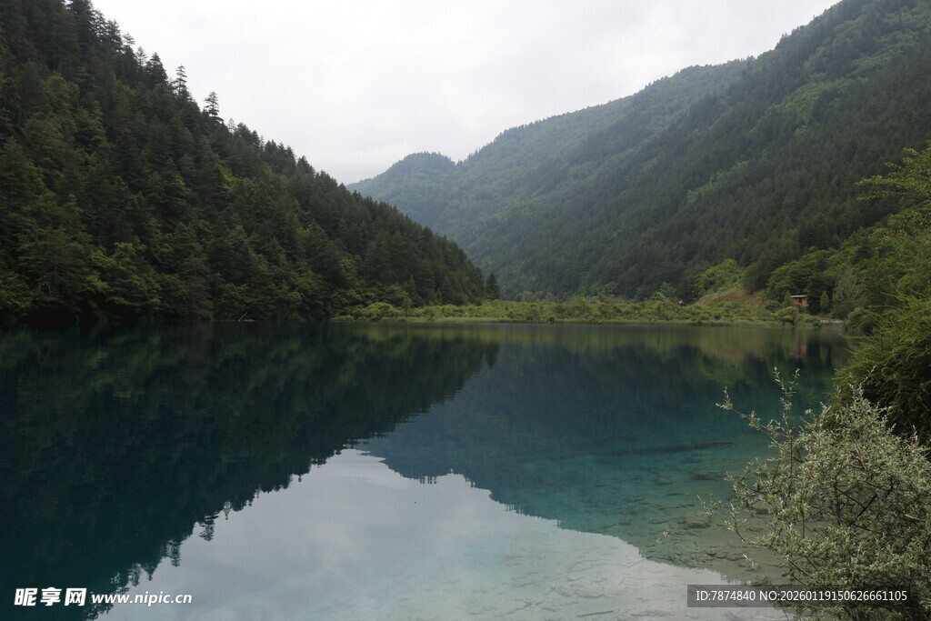 山间幽蓝湖泊美景