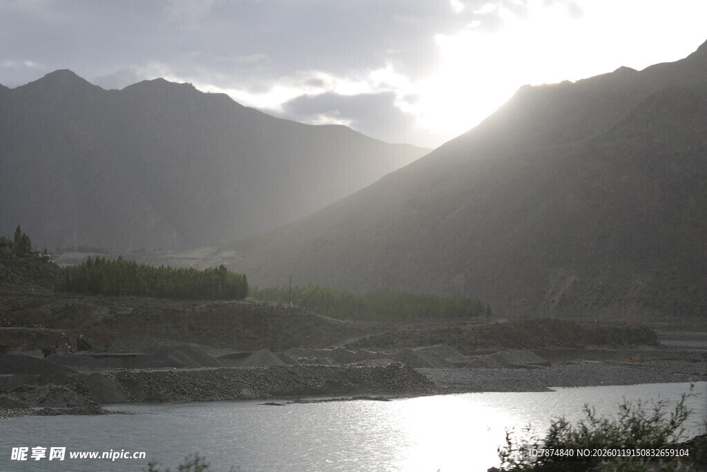 山间河畔的日出美景