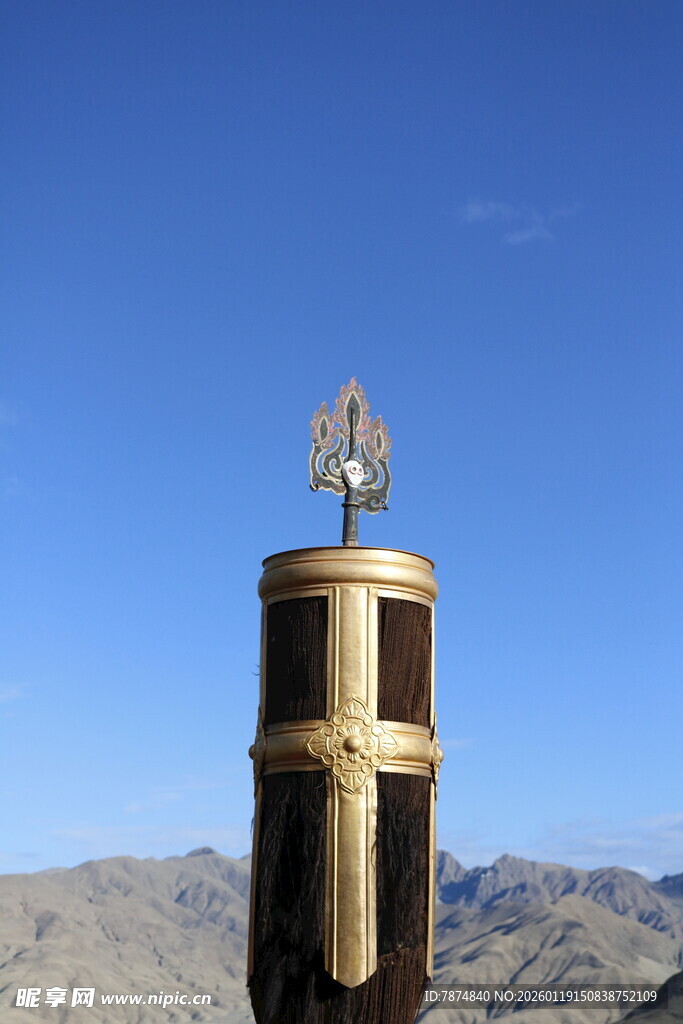 沙漠中的金属塔顶端装置