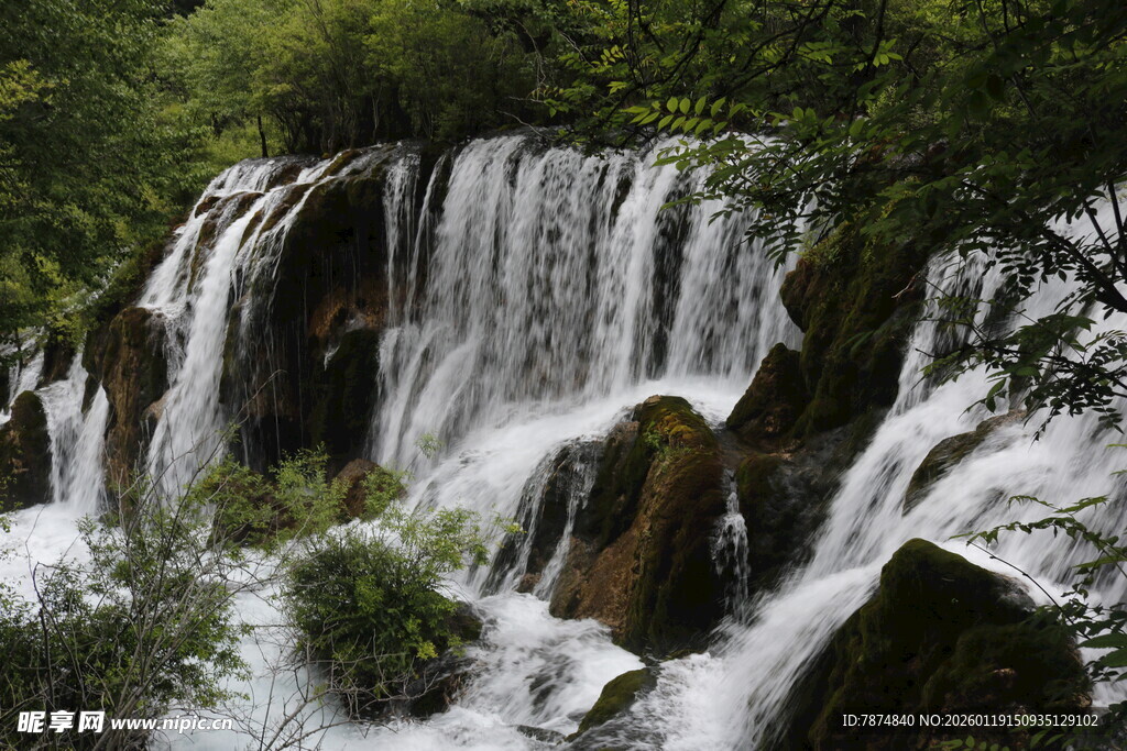 山间灵动瀑布景观