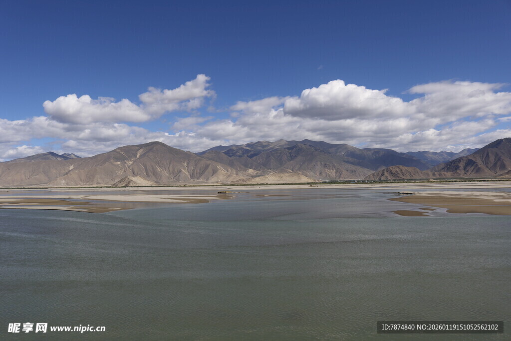 广阔水域与远处山峦风景