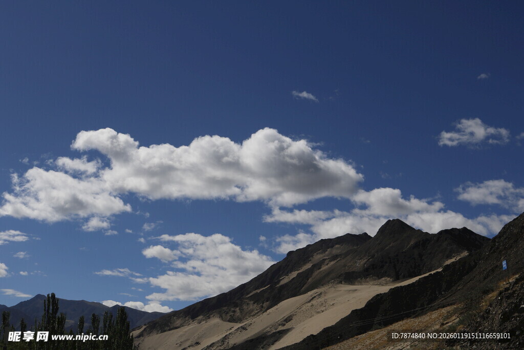 蓝天白云下的壮美山峦