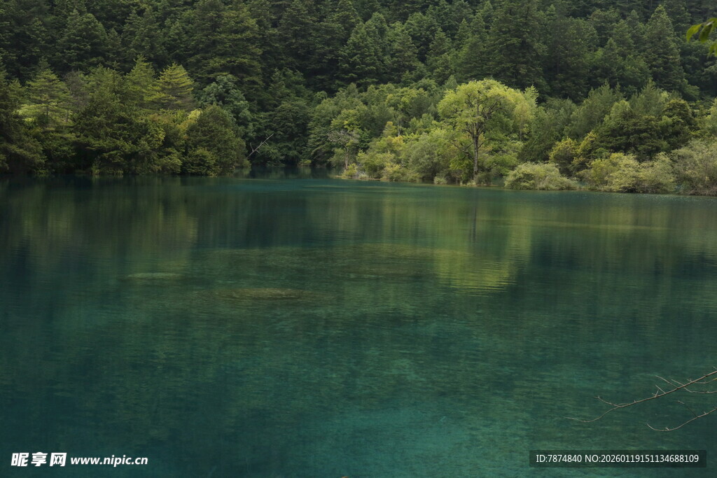 清澈幽蓝的山林湖泊