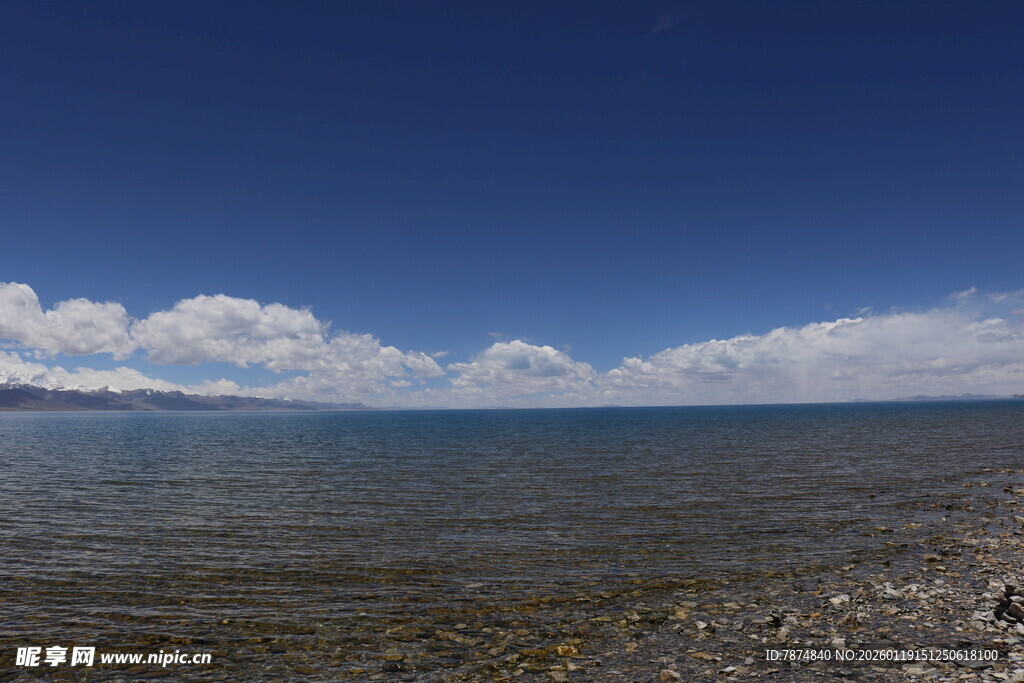 广阔湖畔蓝天与白云美景