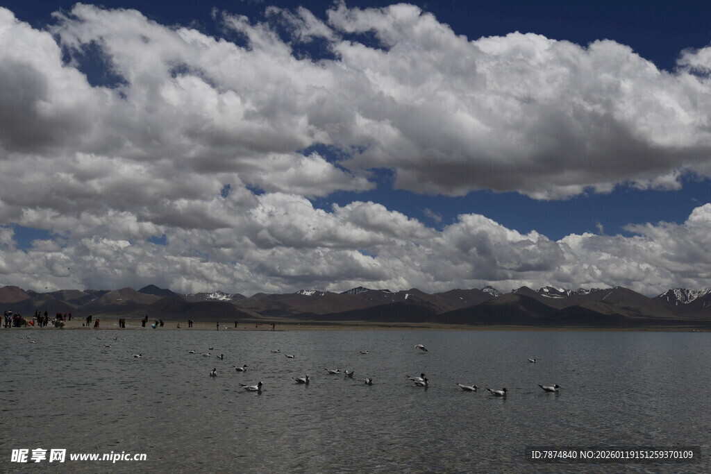 广阔湖面与天空中的云朵