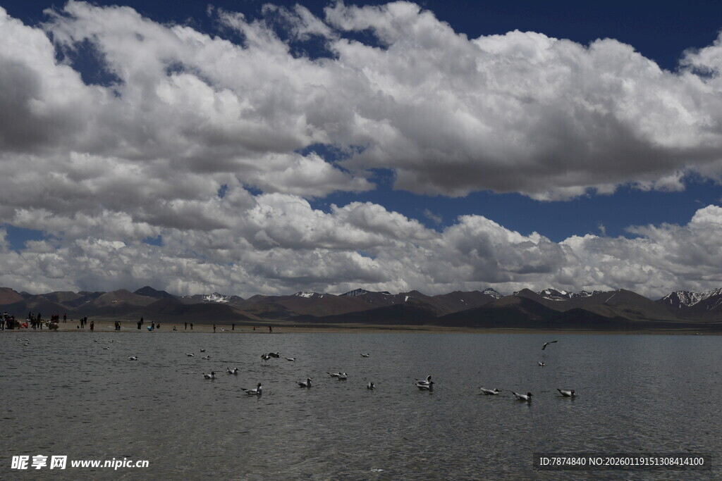 湖畔云景 飞鸟点缀湖面
