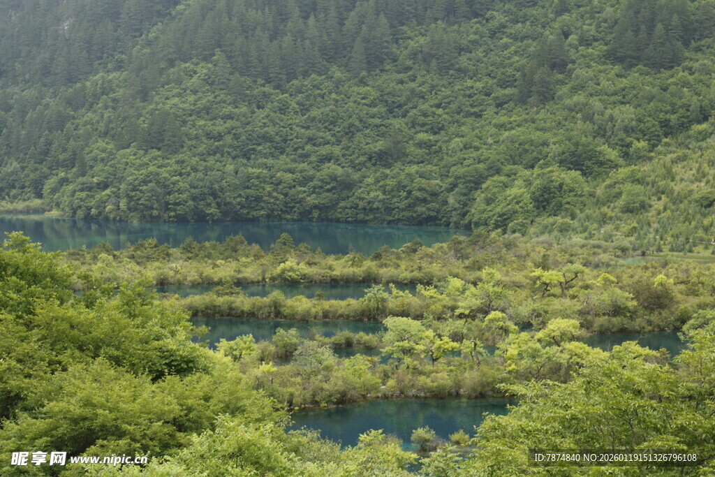 山间翠绿湖泊美景