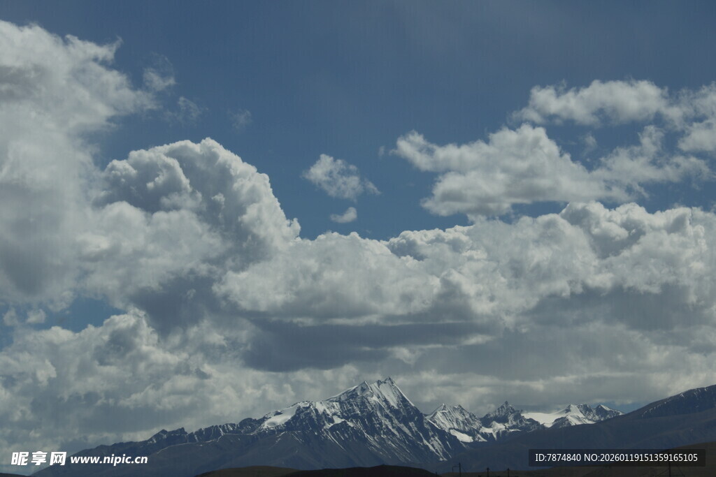 蓝天白云下的雪山美景
