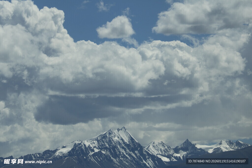 雪山之上的壮丽云海