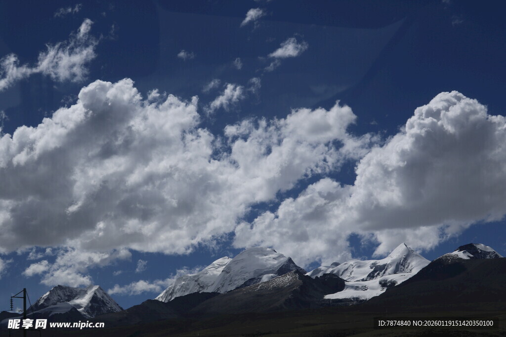 蓝天白云下的壮丽山脉