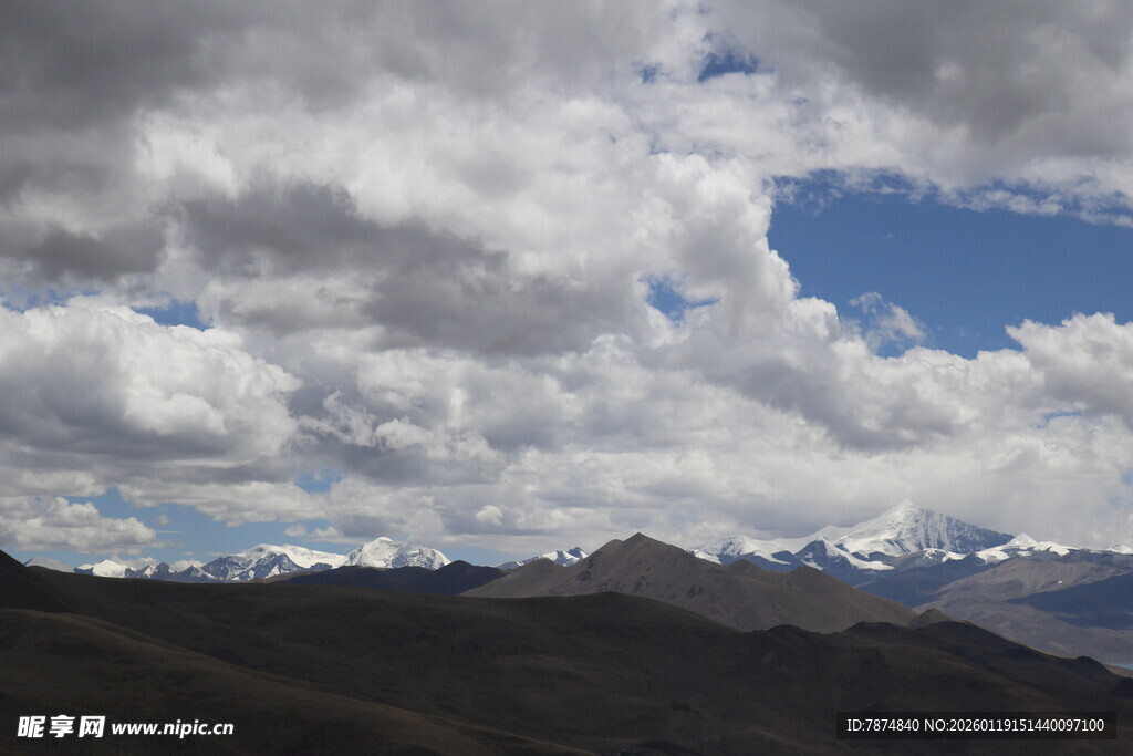 蓝天白云下的壮丽山脉