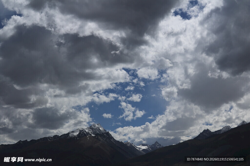 云遮山峦间的蓝天一角