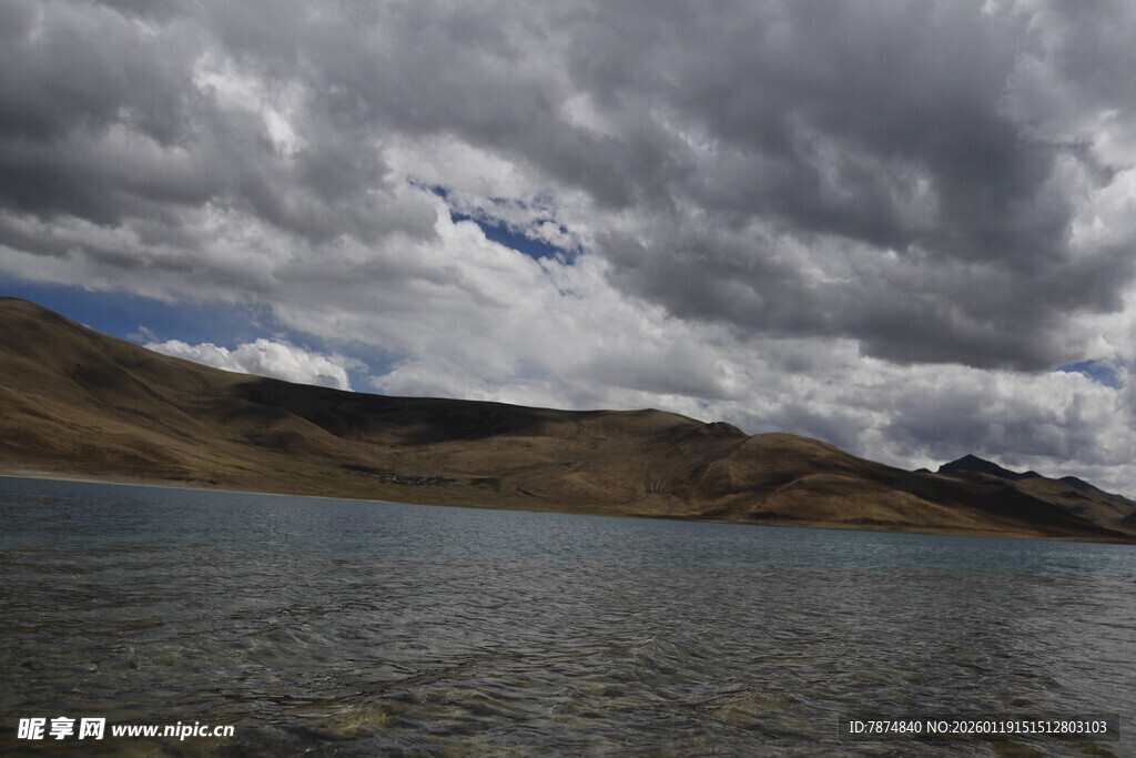 高原湖泊乌云下的壮丽景观