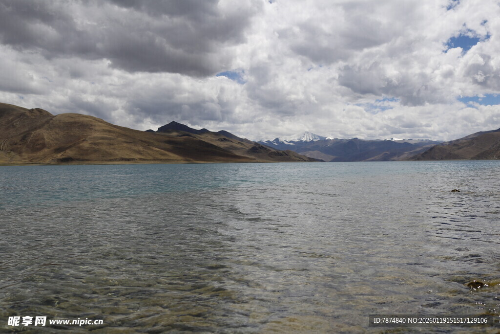 高原湖泊的壮美风光