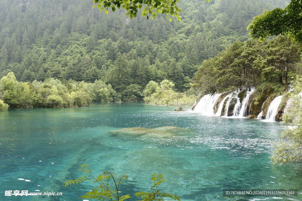 秀丽山水间的清澈蓝湖