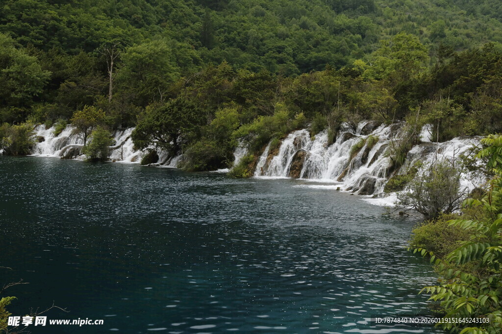 秀丽山水间的瀑布与深潭
