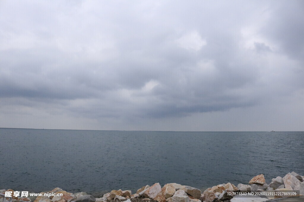 海边乌云密布的壮阔景象