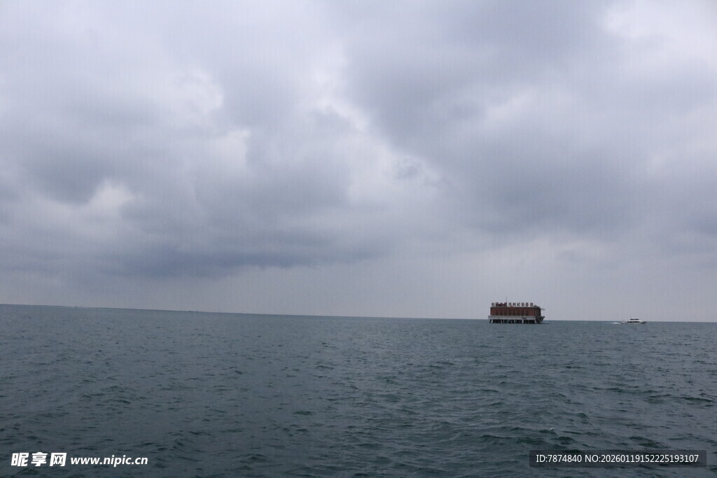 海上孤舟于阴云笼罩之下