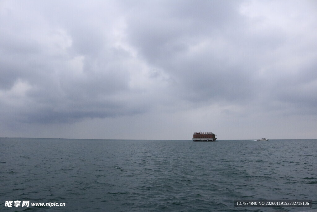 海上孤舟于阴云笼罩之下