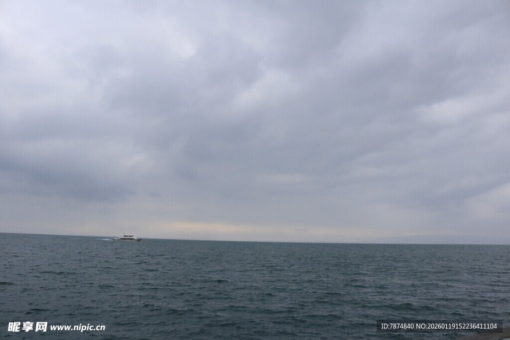 海上阴云密布的壮阔景象